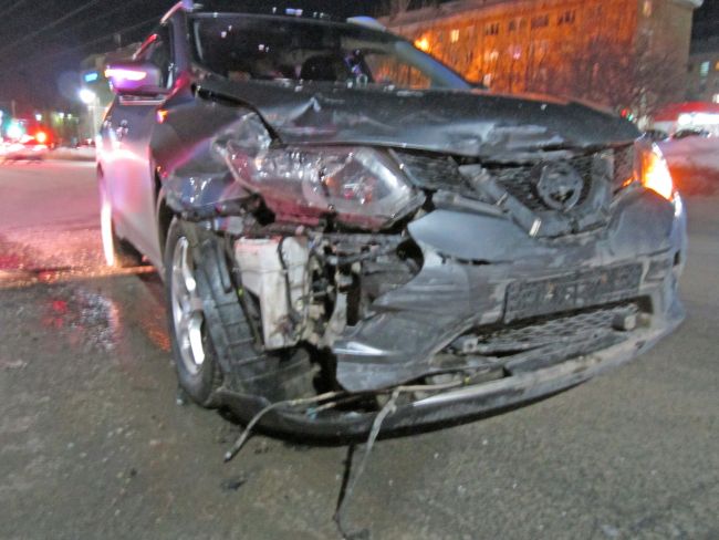 В Ухте на перекрестке пр-т Космонавтов - ул. Оплеснина столкнулись Hyundai  Accent и Nissan X-Trail